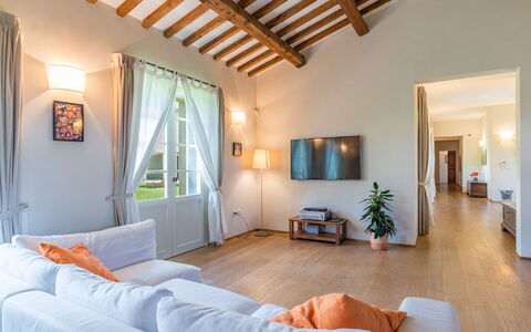 Tenuta Bellafonte 14: Møbel, Indretning, Gulvbelægning, Loft, Hjem, Etage, Couch, Værelse, Belysning, Stue