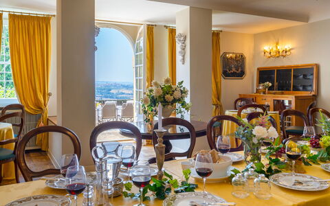 Tenuta di Pratello 24: Møbel, Indretning, Bord, Dug, Spisestue, Køkken & Spisebord, Sengetøj, Stol, Restaurant, Stueplante