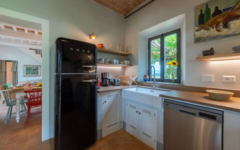 Villa Caterina 8: Køkken Apparat, Køkken, Countertop, Indretning, Større Bandage, Husholdningsapparat, Møbel, Cabinetry, Gulvbelægning, Træ