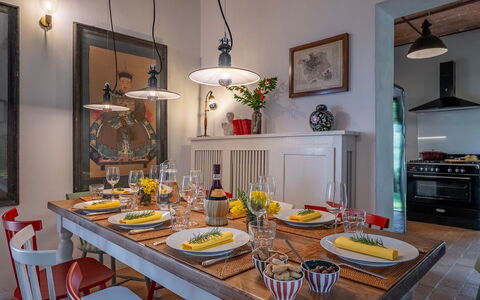 Villa Caterina 8: Møbel, Indretning, Bord, Spisestue, Lysarmatur, Køkken & Spisebord, Stol, Loft, Bordservice, Belysning