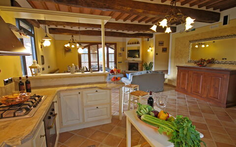 Le Terre di Nunzio 12: Møbel, Indretning, Gulvbelægning, Træ, Etage, Køkken, Stol, Countertop, Bord, Loft