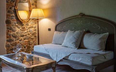 Podere Bellaria 18+2: Møbel, Indretning, Belysning, Etage, Værelse, Throw Pillow, Hjem, Pude, Stue, Couch