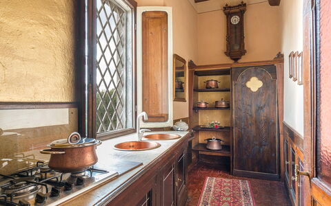 Villa delle Sophore 12: Træ, Indretning, Brun, Gulvbelægning, Cabinetry, Dør, Bejdse, Køkken, Countertop, Skab