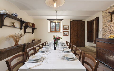 Villa di Morice 14: Møbel, Indretning, Bord, Træ, Spisestue, Køkken & Spisebord, Loft, Gulvbelægning, Stol, Belysning