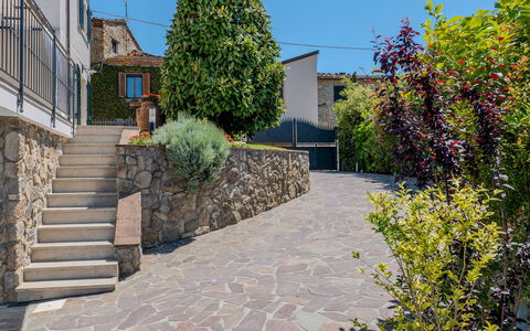 Villa Elena 9+1: Flise, Cobblestone, Skygge, Stenmur, Walkway, Have, Beton, Landscaping, Blomsterkrukke
