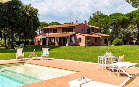 Villa Elisa 16: Estate, Lawn, Hacienda, Stuehus, Villa, Parkere, Udvej, Mansion, Svømmepøl