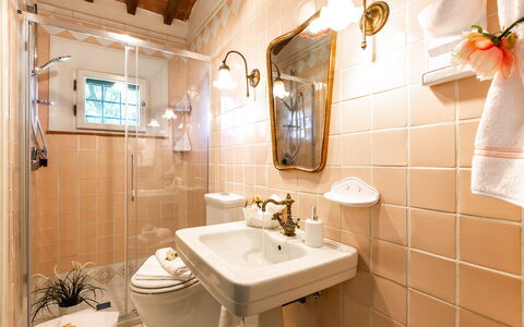 Villa Elisa 16: Badeværelse, Sanitærarmatur, Badeværelsesvask, Indretning, Håndvask, Tap, Gulvbelægning, Badekar, Vvs, Etage