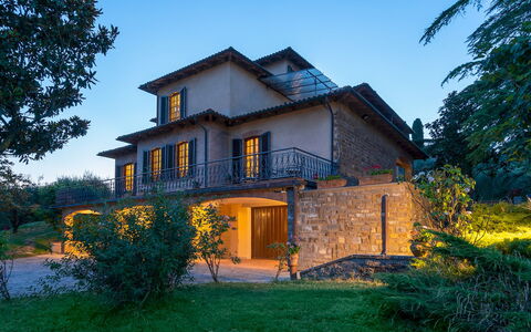Villa Fiorentini 10: Bygning, Hus, Hjem, Boligområde, Arkitektur, Facade, Tag, Estate, Sommerhus, Stuehus