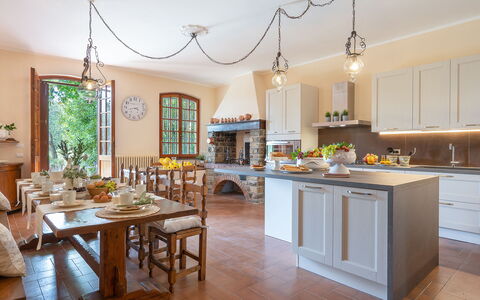 Villa Fiorentini 10: Møbel, Indretning, Gulvbelægning, Køkken, Cabinetry, Stol, Køkken & Spisebord, Bord, Countertop, Loft