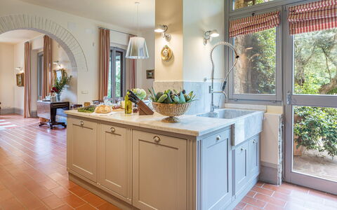 Villa Il Cedro 10+1: Køkken, Indretning, Countertop, Møbel, Gulvbelægning, Cabinetry, Køkken Apparat, Hjem, Belysning, Tap