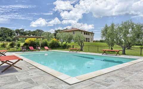 Villa Il Meluccio 12: Svømmepøl, Møbel, Udendørs Møbler, Estate, Udvej, Have, Hacienda, Skygge, Stol, Stuehus
