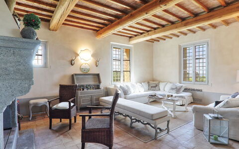 Villa Il Meluccio 12: Møbel, Indretning, Væg, Gulvbelægning, Etage, Loft, Couch, Hjem, Stol, Stue