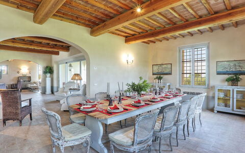 Villa Il Meluccio 12: Møbel, Indretning, Væg, Gulvbelægning, Stol, Bord, Hjem, Køkken & Spisebord, Etage, Spisestue
