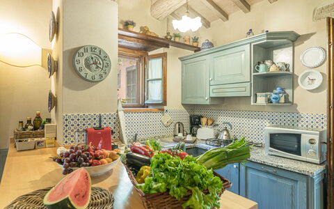 La Capannina 2+2: Møbel, Indretning, Køkken, Træ, Countertop, Værelse, Gulvbelægning, Loft, Belysning, Cabinetry