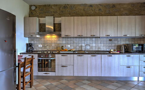 La Casa di Elsa 6: Køkken, Køkken Apparat, Countertop, Større Bandage, Cabinetry, Indretning, Gulvbelægning, Husholdningsapparat, Køkkenvask, Møbel