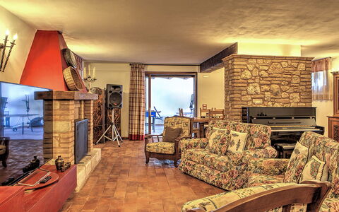 Villa Bella 8: Møbel, Træ, Indretning, Gulvbelægning, Couch, Etage, Stue, Loft, Værelse, Stol
