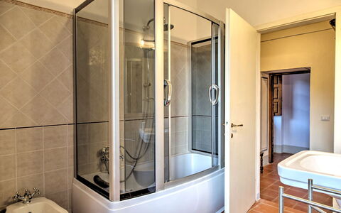 La Martinella 12: Sanitærarmatur, Badeværelse, Gulvbelægning, Indretning, Etage, Værelse, Vvs, Badekar, Tap, Håndvask