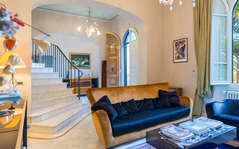 Villa Leonardo 30+6: Møbel, Indretning, Træ, Gulvbelægning, Etage, Belysning, Hjem, Couch, Stue, Værelse