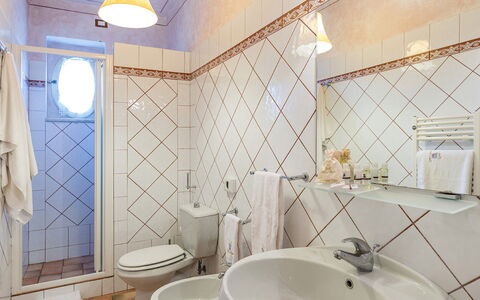 Villa Leonardo 30+6: Gulvbelægning, Indretning, Etage, Sanitærarmatur, Loft, Flise, Værelse, Vvs, Badeværelse, Tap