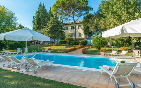Villa Leonardo 30+6: Svømmepøl, Træ, Boligområde, Udvej, Estate, Udendørs Møbler, Liggestol, Hjem, Menneskelig Bosættelse, Thermae