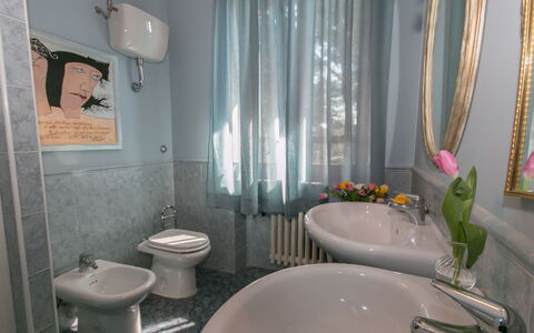 Villa Ombrosa 8: Sanitærarmatur, Badeværelse, Spejl, Håndvask, Badeværelsesvask, Tap, Stueplante, Stol, Vvs, Lysarmatur