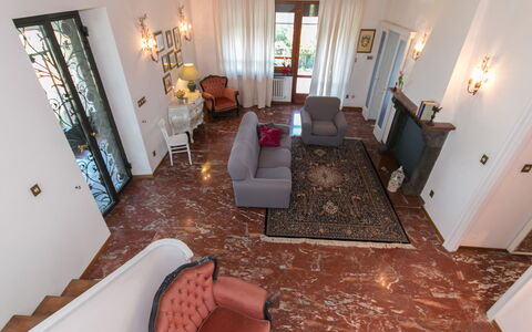 Villa Ombrosa 8: Gulvbelægning, Indretning, Etage, Træ, Møbel, Belysning, Stue, Værelse, Hjem, Loft
