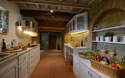 Torre la Ripa 8: Møbel, Indretning, Køkken, Gulvbelægning, Træ, Countertop, Etage, Loft, Cabinetry, Belysning