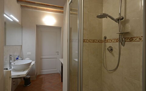 Torre la Ripa 8: Væg, Gulvbelægning, Badeværelse, Sanitærarmatur, Etage, Indretning, Træ, Badeværelsesvask, Loft, Værelse