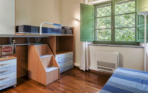 Villa Elsa 6: Møbel, Indretning, Værelse, Lejlighed, Loft, Sovesal, Soveværelse, Bed Frame, Stol, Skuffe