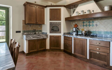 Villa Elsa 6: Køkken, Indretning, Countertop, Cabinetry, Møbel, Træ, Gulvbelægning, Større Bandage, Køkken Apparat, Belysning