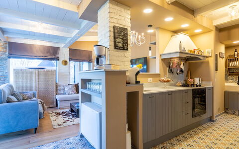 Cottage Violapo 6+2: Møbel, Indretning, Countertop, Køkken, Gulvbelægning, Cabinetry, Loft, Lysarmatur, Etage, Træ