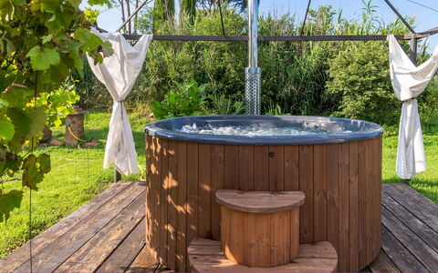 Cottage Violapo 6+2: Sanitærarmatur, Badekar, Svømmepøl, Jacuzzi, Bejdse, Have, Skygge, Backyard, Udendørs Møbler