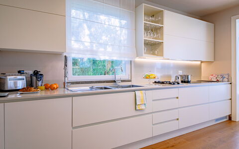 La Perla tra Gli Ulivi 12: Køkken, Indretning, Countertop, Træ, Cabinetry, Køkken Apparat, Møbel, Gulvbelægning, Hjem, Belysning
