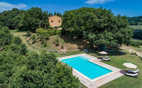 Casale Piattini 10: Svømmepøl, Estate, Have, Stuehus, Lawn, Hacienda, Landscaping, Villa, Backyard, Parkere
