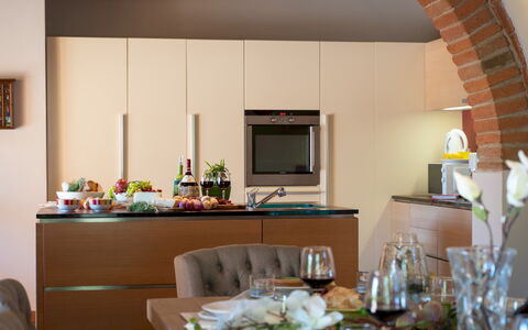 La Villa Nell'Isola Verde 12: Møbel, Indretning, Gulvbelægning, Træ, Countertop, Køkken, Cabinetry, Loft, Køkken Apparat, Bord
