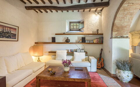 Tenuta Sagherina 8: Møbel, Væg, Indretning, Gulvbelægning, Træ, Loft, Couch, Etage, Værelse, Stue