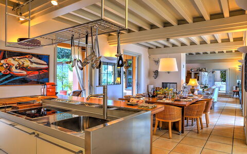 Villa le Cave 12: Indretning, Møbel, Loft, Belysning, Køkken, Gulvbelægning, Countertop, Stol, Køkken & Spisebord, Lysarmatur