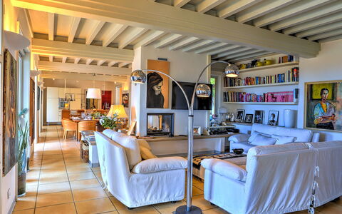 Villa le Cave 12: Møbel, Indretning, Træ, Gulvbelægning, Couch, Loft, Stol, Etage, Bord, Stue