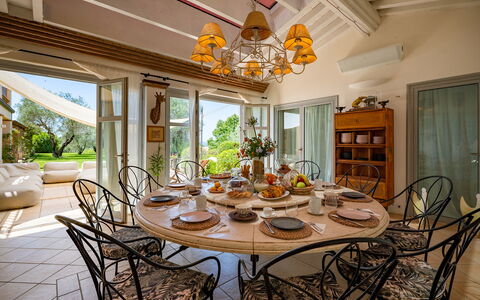 Villa le Cave 12: Møbel, Stol, Bord, Køkken & Spisebord, Indretning, Spisestue, Belysning, Loft, Bejdse, Restaurant