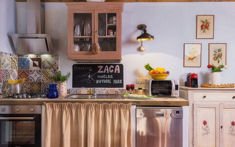 Villa Zaca 6: Køkken, Møbel, Indretning, Køkken Apparat, Større Bandage, Countertop, Cabinetry, Gulvbelægning, Værelse, Belysning