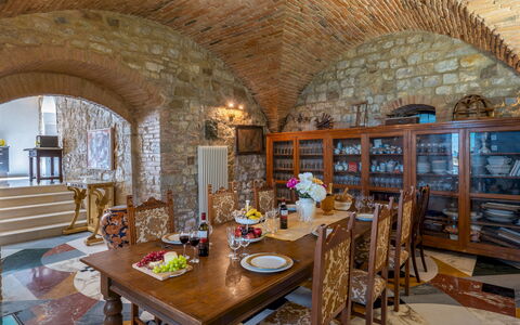 Torre al Poggio 8: Møbel, Indretning, Gulvbelægning, Etage, Bord, Loft, Stol, Belysning, Spisestue, Køkken & Spisebord