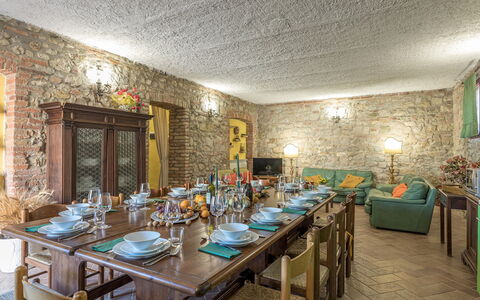 Podere San Ansano 14+2: Møbel, Væg, Bord, Stol, Indretning, Spisestue, Køkken & Spisebord, Gulvbelægning, Loft, Belysning