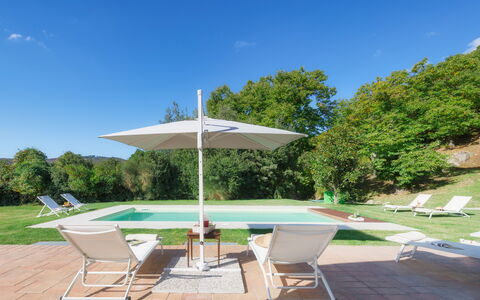 Casale del Castagneto 8: Svømmepøl, Paraply, Udendørs Møbler, Møbel, Udvej, Stol, Skygge, Liggestol, Eco Hotel, Udendørs Bord