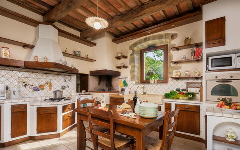 Casale del Castagneto 8: Møbel, Indretning, Køkken, Gulvbelægning, Hjem, Bord, Værelse, Køkken & Spisebord, Stol, Countertop