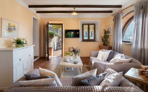Villa Beltramonto 14: Møbel, Indretning, Couch, Gulvbelægning, Væg, Etage, Værelse, Bord, Træ, Stue