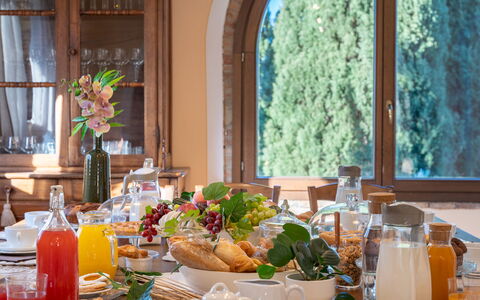 Villa Beltramonto 14: Møbel, Bordservice, Mad, Bord, Indretning, Serveware, Drinkware, Belysning, Tallerkner, Frugt