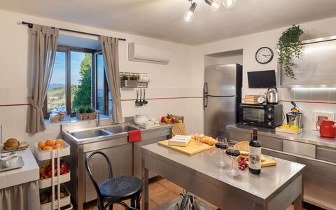 Villa Beltramonto 14: Køkken, Møbel, Køkken Apparat, Mad, Countertop, Større Bandage, Bordservice, Husholdningsapparat, Værelse, Komfur