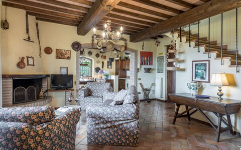 Villa Mila 6: Møbel, Væg, Indretning, Træ, Gulvbelægning, Loft, Stol, Stue, Couch, Hjem