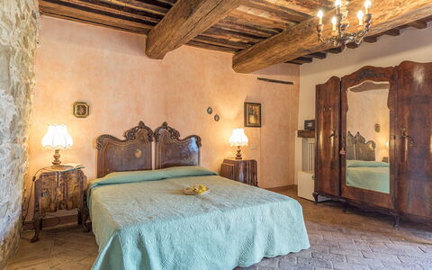 Podere le Corone 14: Væg, Møbel, Soveværelse, Gulvbelægning, Hjem, Seng, Bed Frame, Værelse, Suite, Sengetøj
