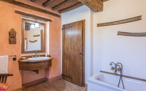 Podere le Corone 14: Sanitærarmatur, Vvs, Hårdttræ, Tap, Bejdse, Planke, Hotel, Badeværelse